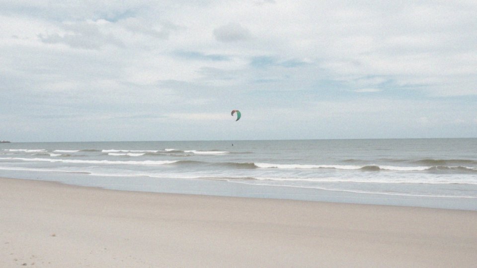 Czym jest kitesurfing i dlaczego jest popularny?