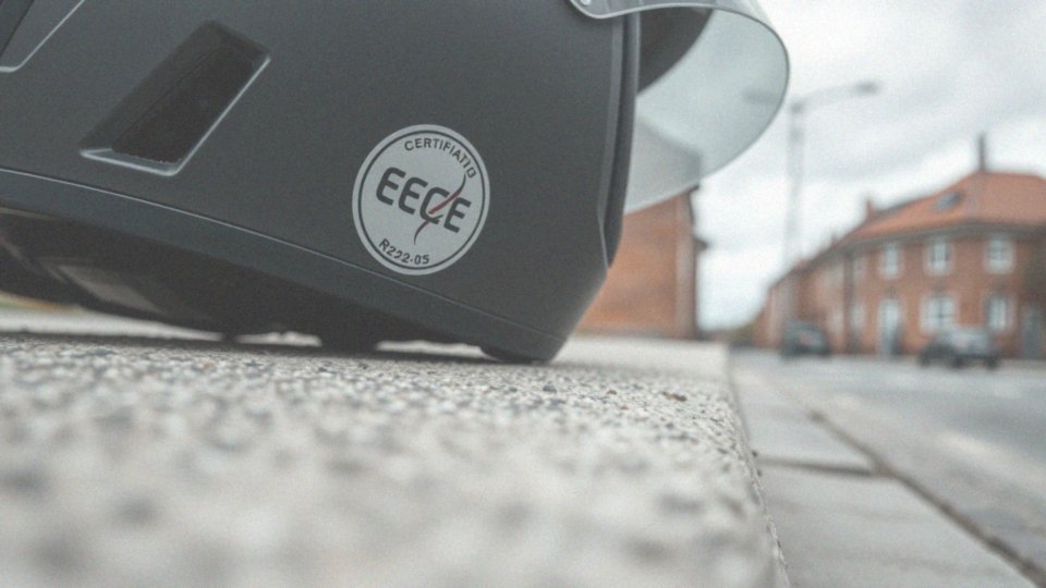Jak certyfikat ECE R22-05 wpływa na wybór kasku?