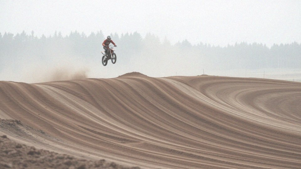 Czym jest motocross i jakie ma cechy?
